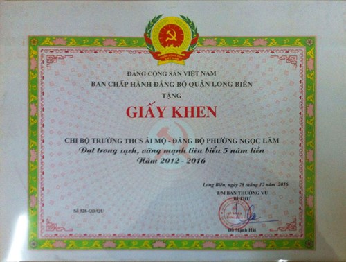 Trường THCS Ái Mộ vui mừng đón nhận danh hiệu “Chi bộ trong sạch vững mạnh tiêu biểu 5 năm liên tục 